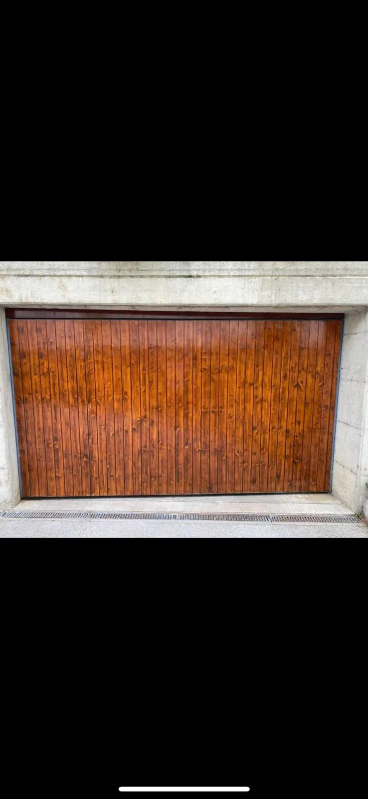 Porte de garage en bois après traitement