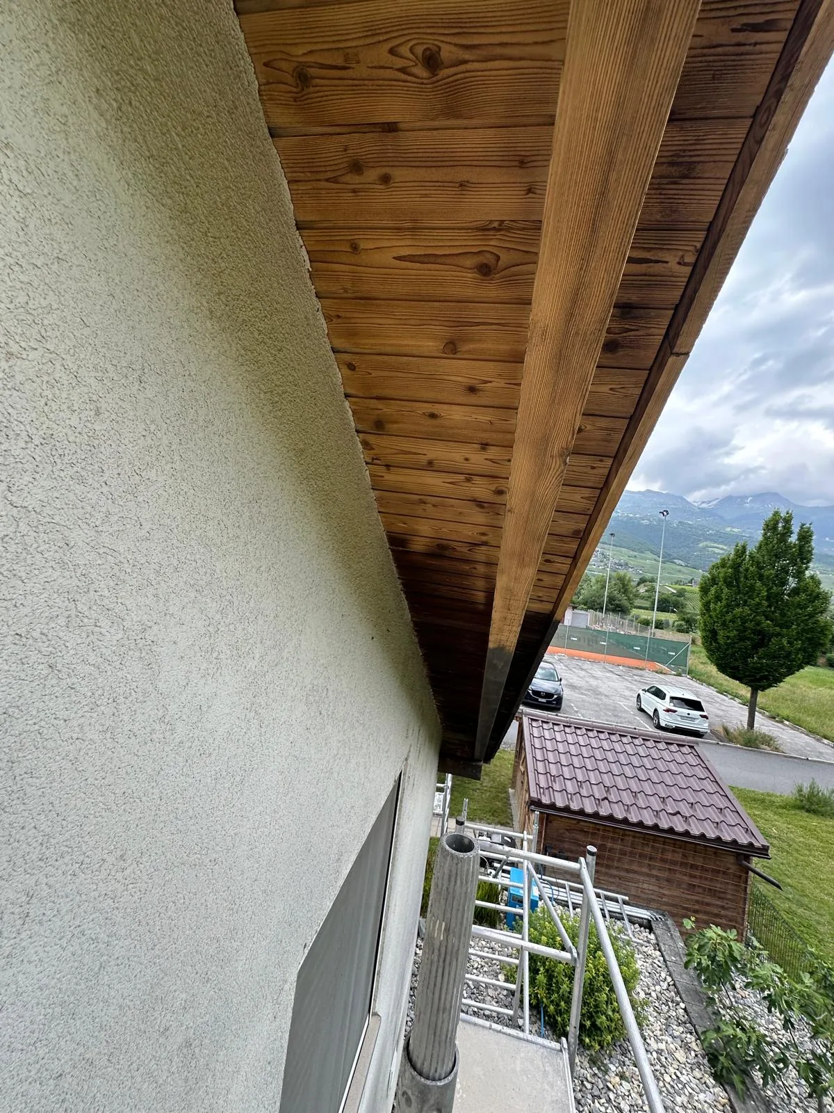 Sous-toit en bois lasuré