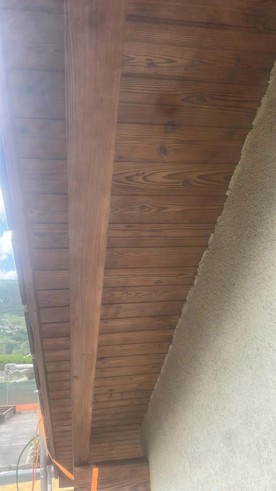 Détail avant-toit bois teinté