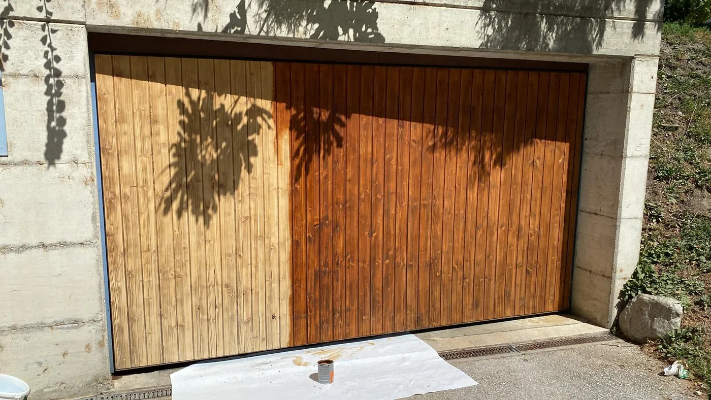 Porte de garage en cours de lasure