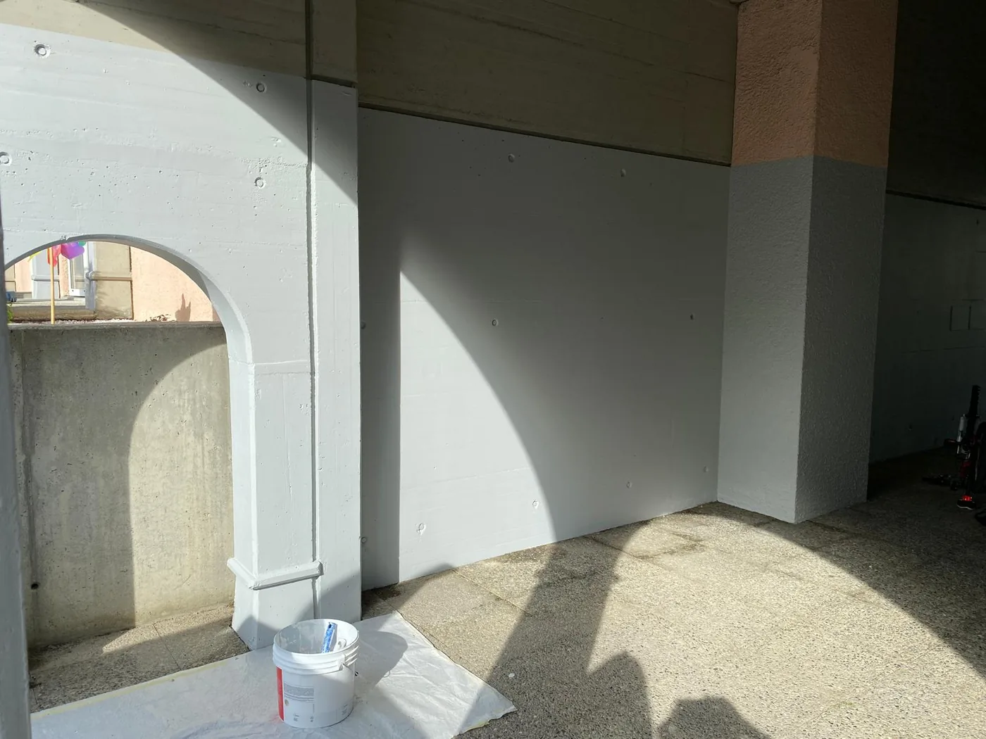 Hall d'entrée d'immeuble rénové en gris clair