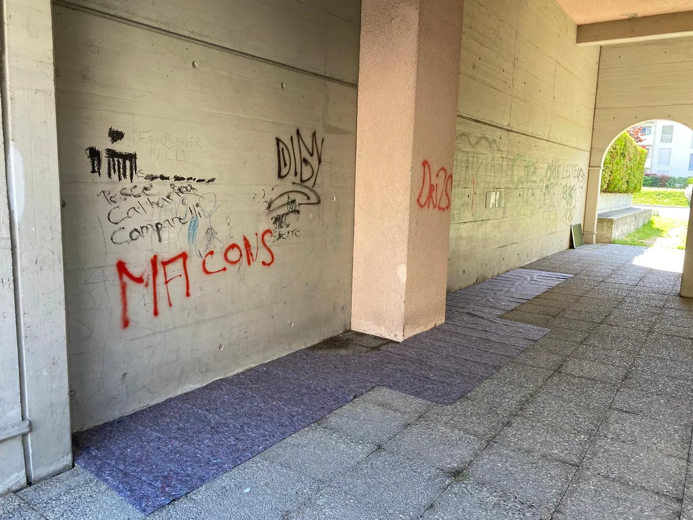 Mur d'immeuble tagué avant nettoyage