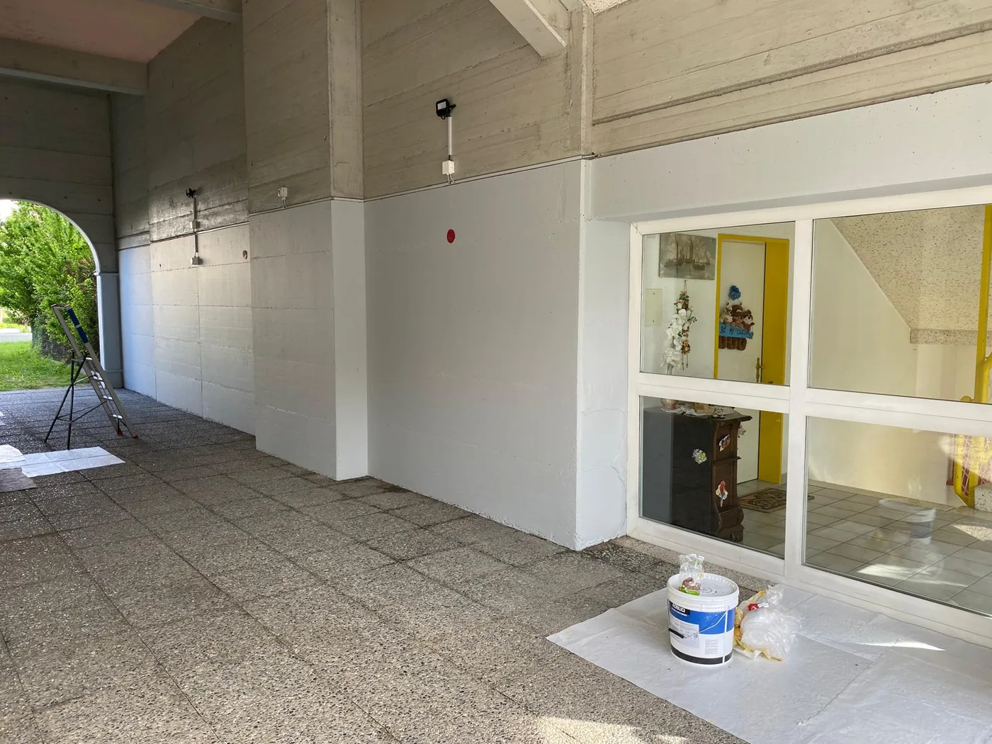 Façade d'immeuble repeinte après effacement des tags