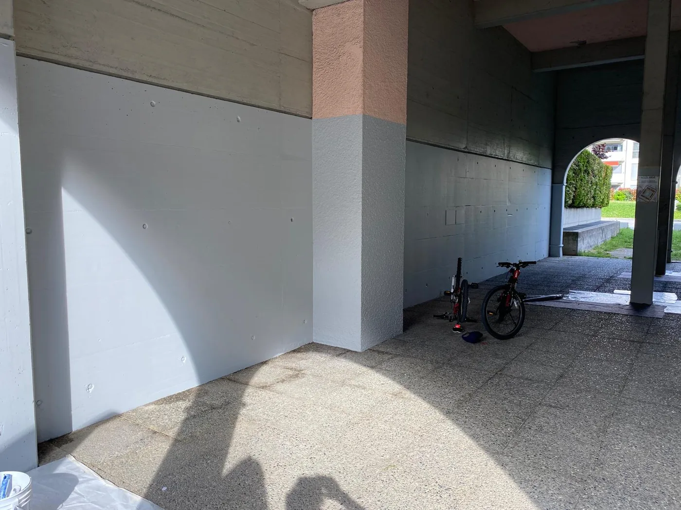 Passage extérieur rénové bicolore