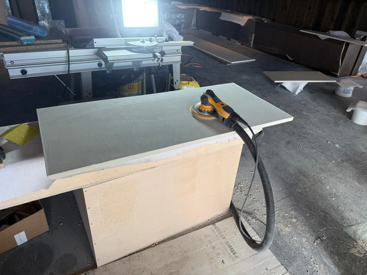 Plan de travail en béton ciré en atelier
