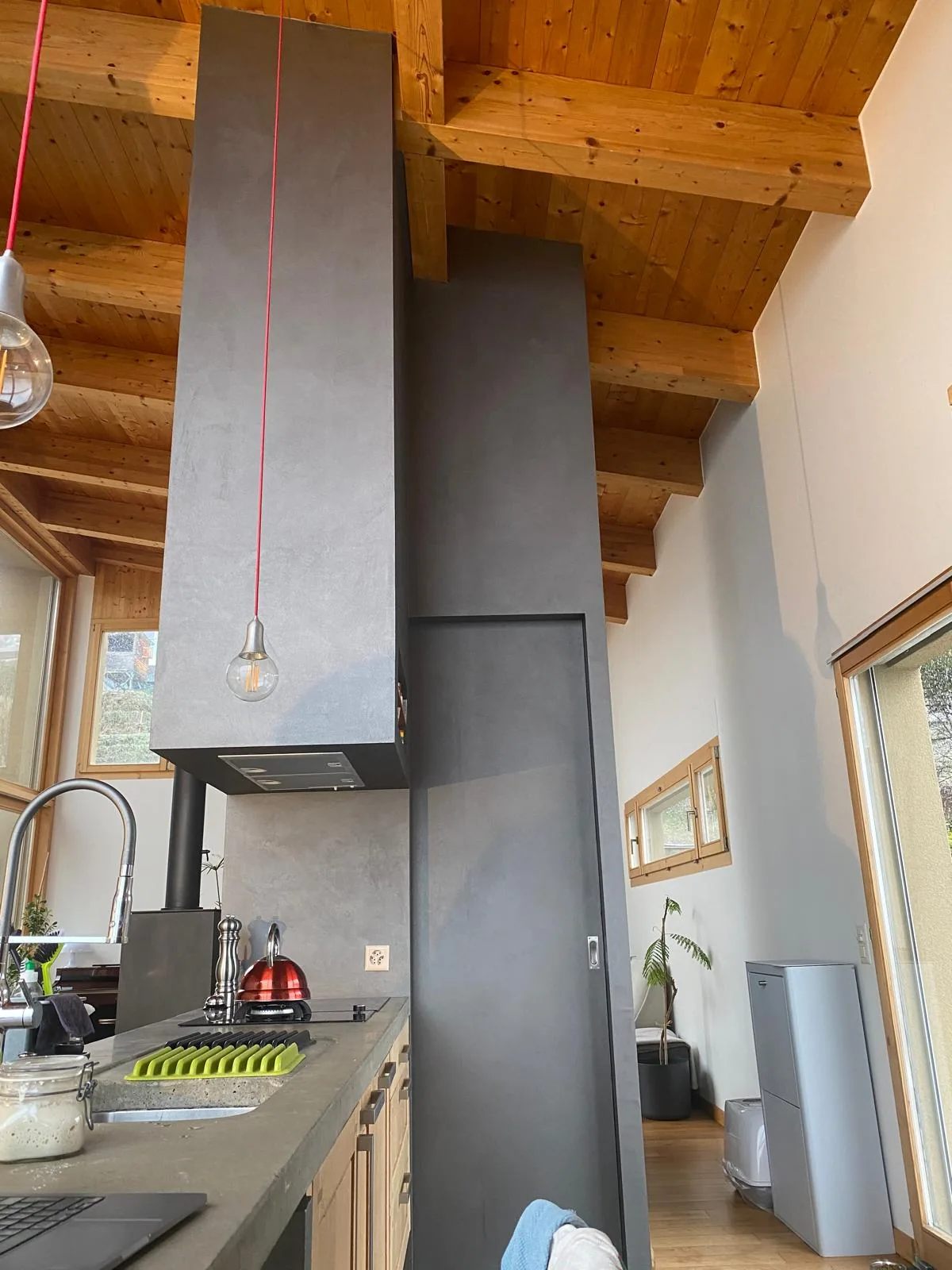 Cuisine chalet avec habillage béton ciré anthracite