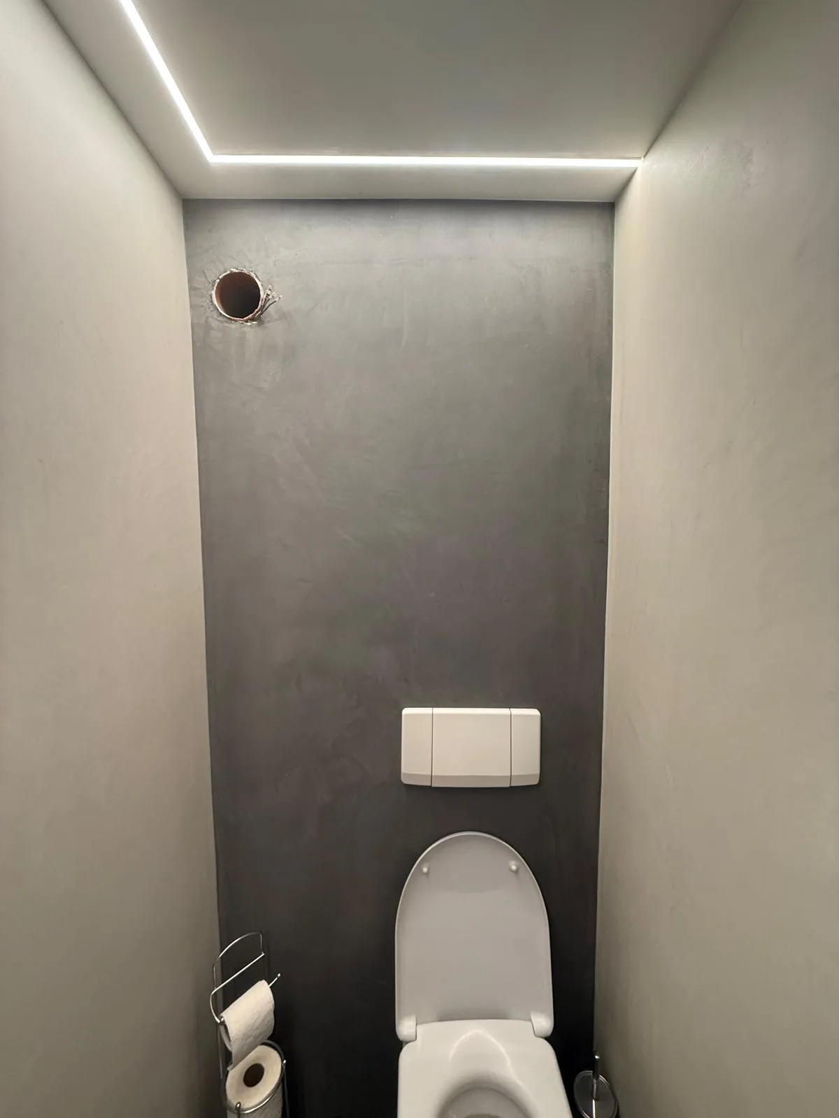 WC en béton ciré gris anthracite avec bandeau lumineux