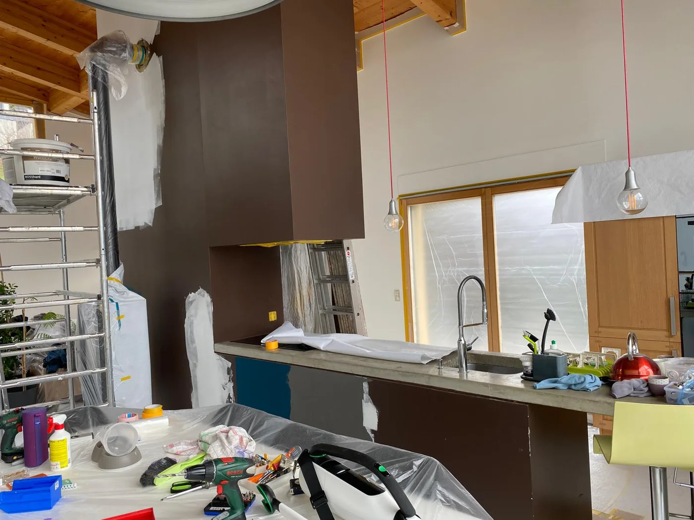 Cuisine chalet en cours de mise en peinture brun foncé