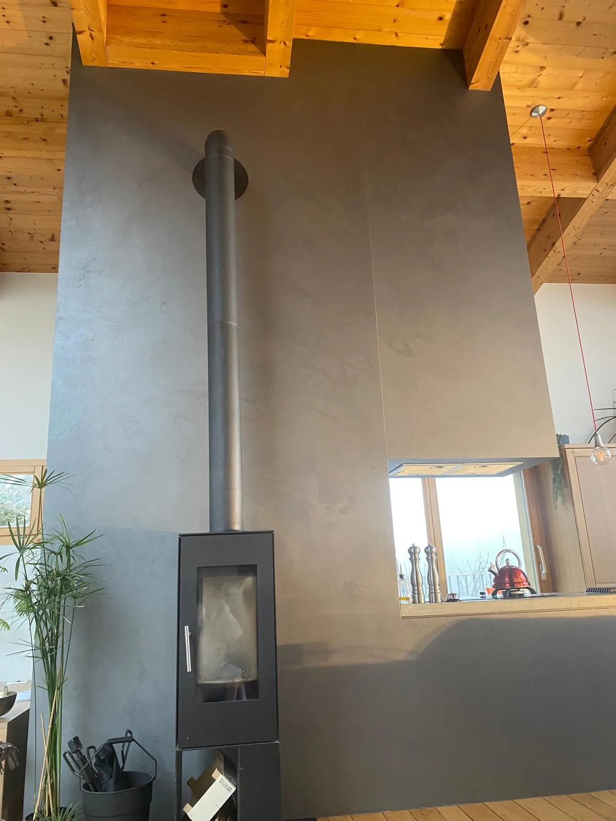 Poêle à bois habillage béton ciré anthracite pleine hauteur
