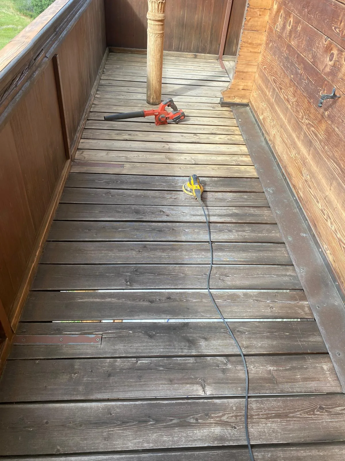 Balcon en bois avant ponçage et lasure