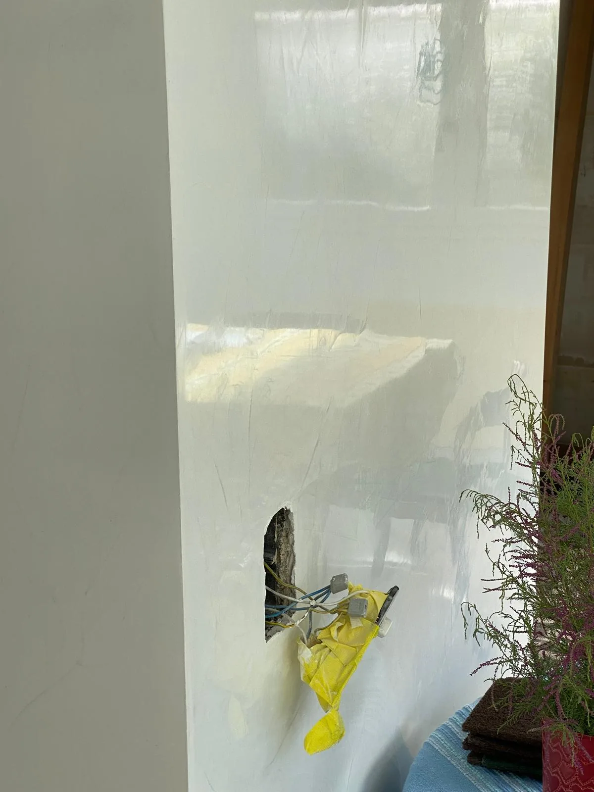 Mur intérieur lissé au ton crème après enduit