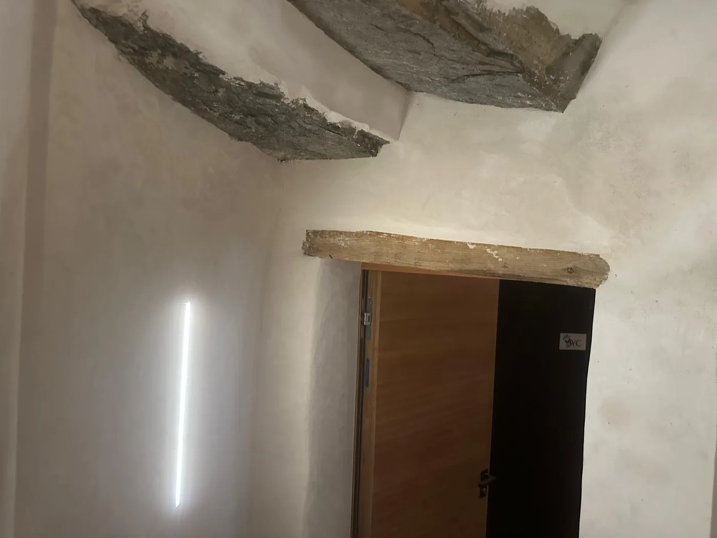 Plafond voûté en pierre apparente et enduit clair