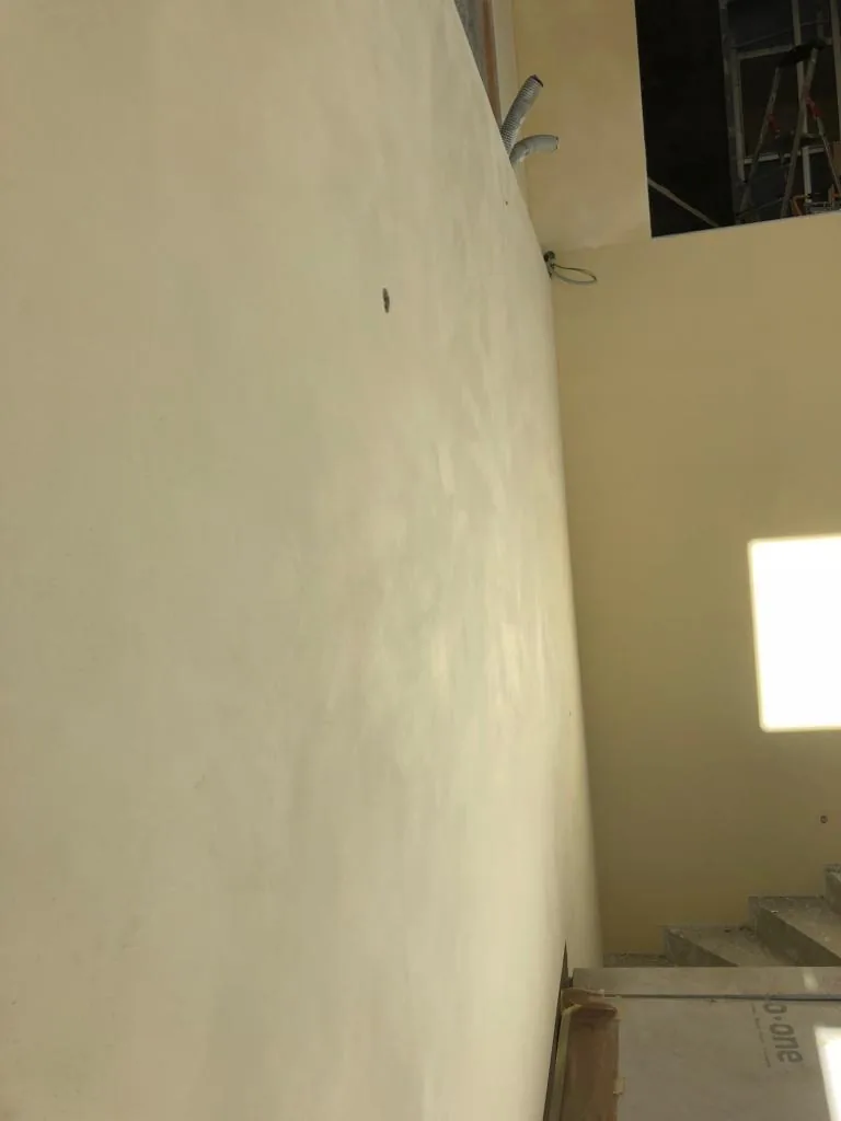Grand mur intérieur fini à l'enduit mat crème