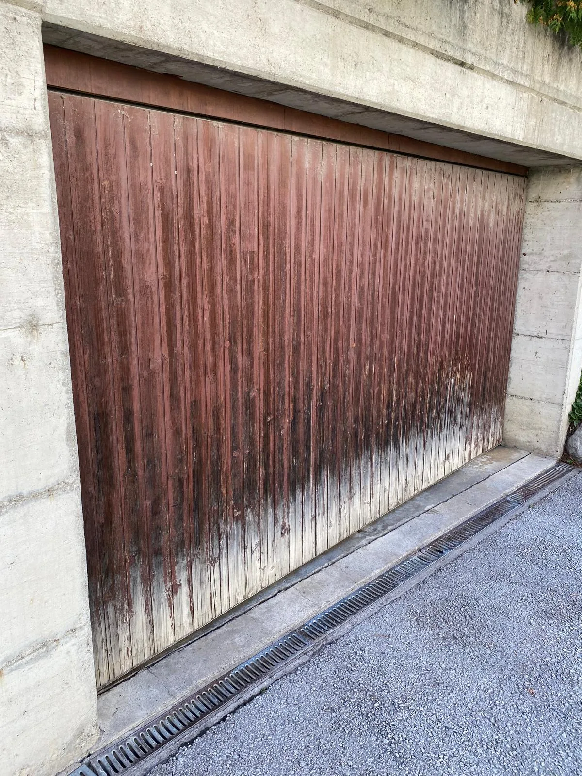 Porte de garage bois avant décapage et rénovation