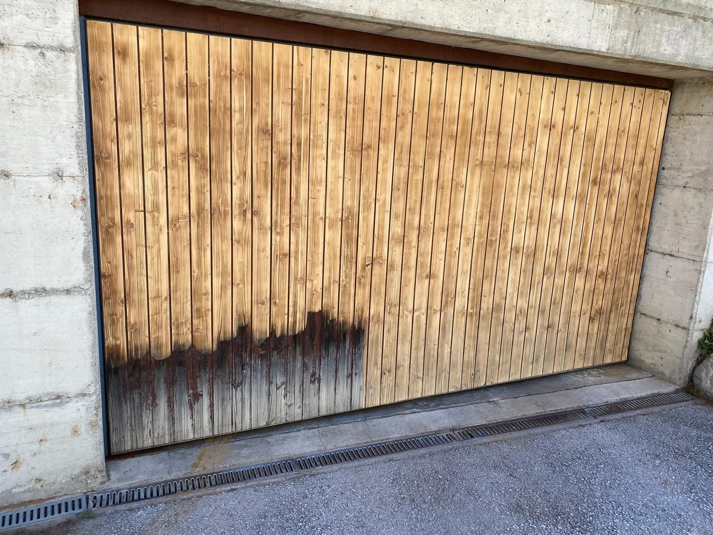 Porte de garage bois en cours de ponçage