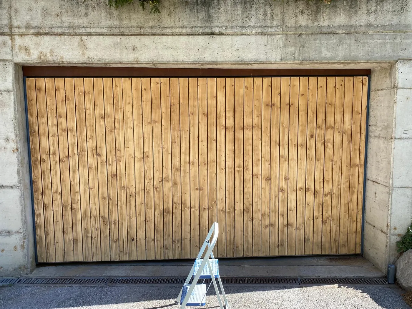 Porte de garage bois poncée prête à recevoir la lasure