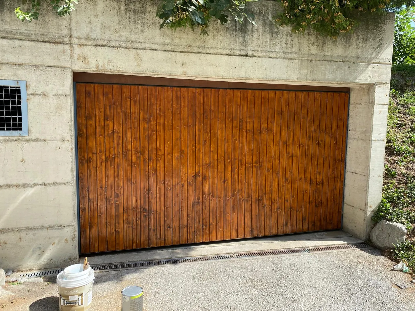Porte de garage bois finie avec lasure teinte noyer