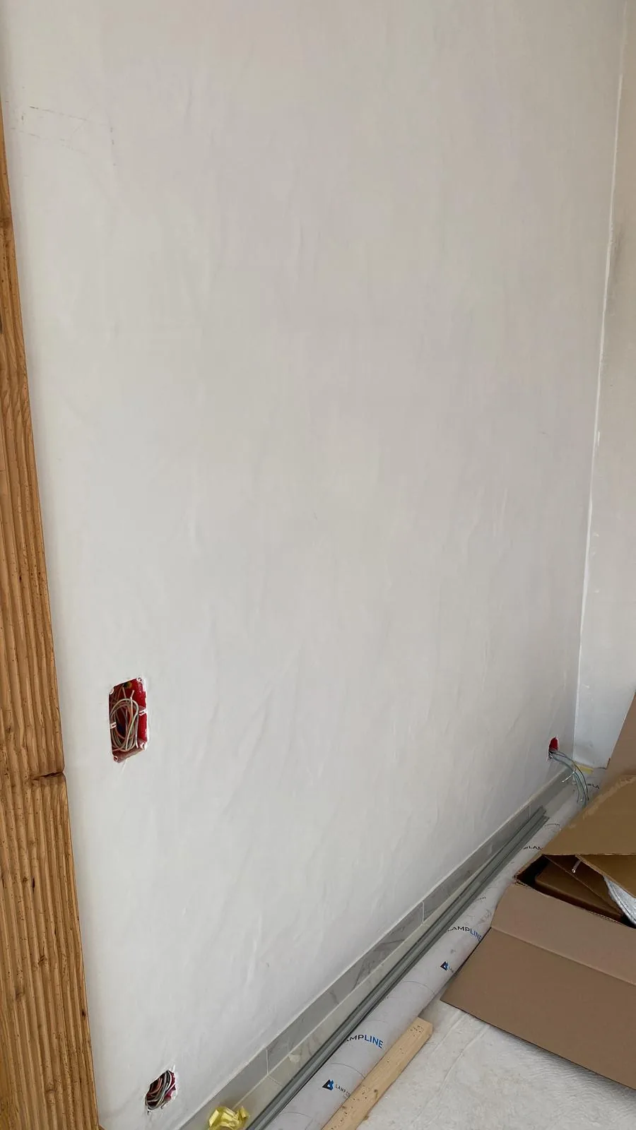 Mur intérieur protégé et lissé avant peinture