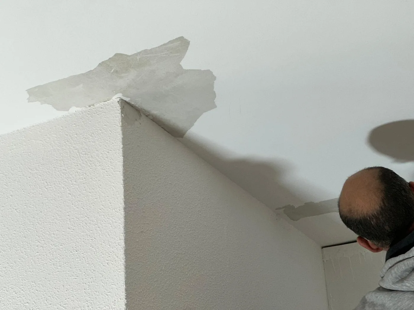 Réparation d'un angle de plafond au plâtre