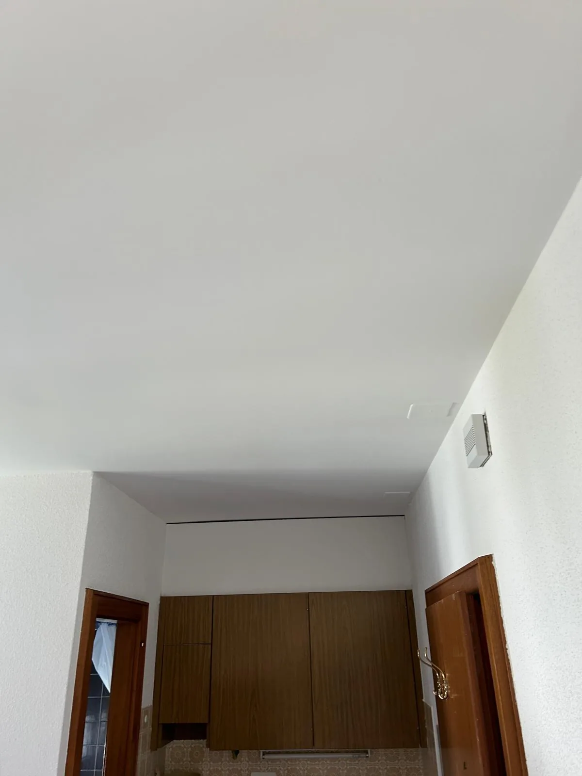 Plafond de cuisine repeint en blanc mat
