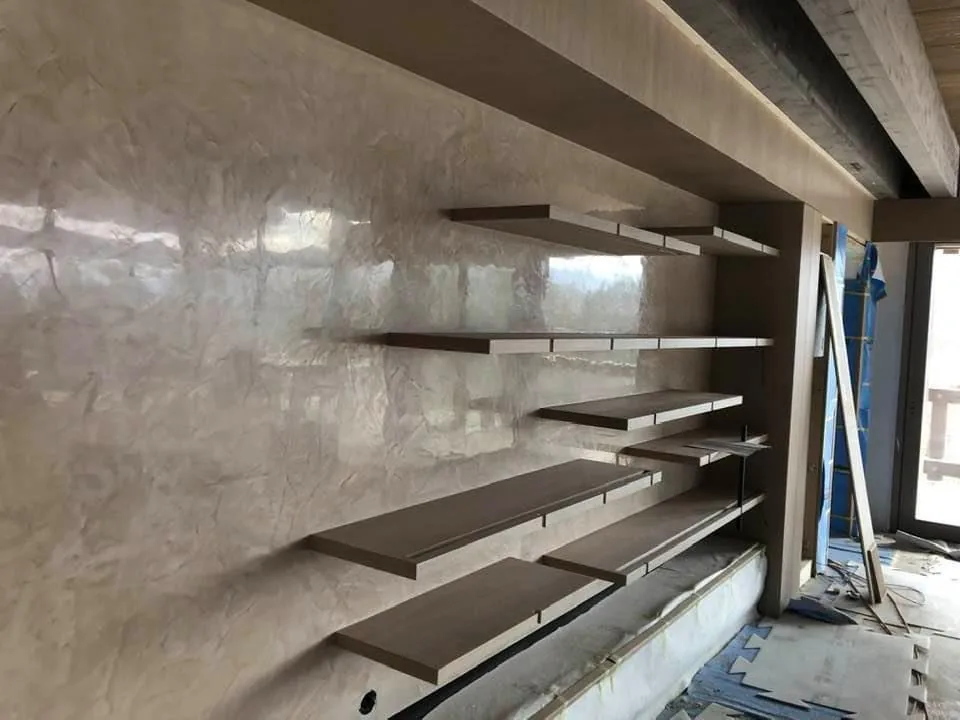 Mur intérieur en stuc vénitien nacré ton lin