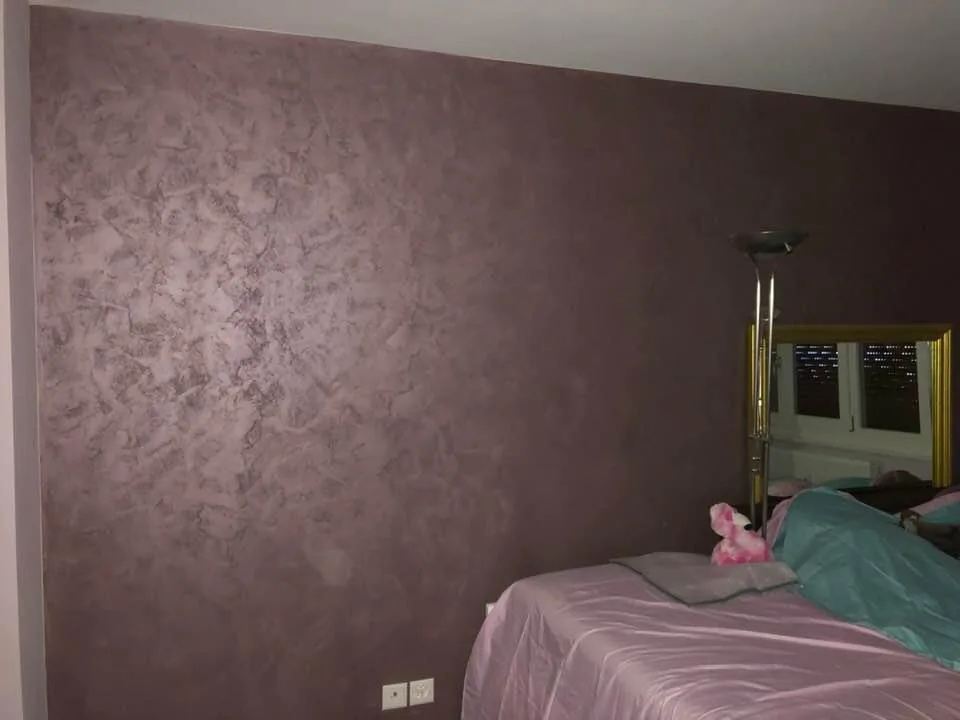 Mur de chambre en stuc vénitien nacré vieux rose