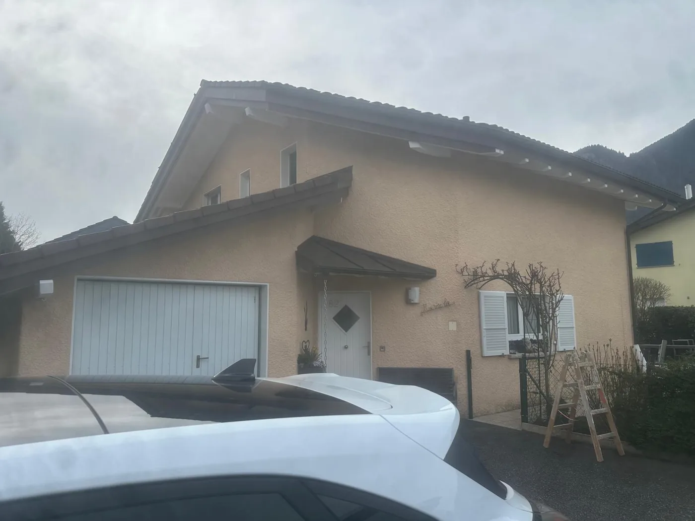 Façade beige d'une maison familiale avant rénovation