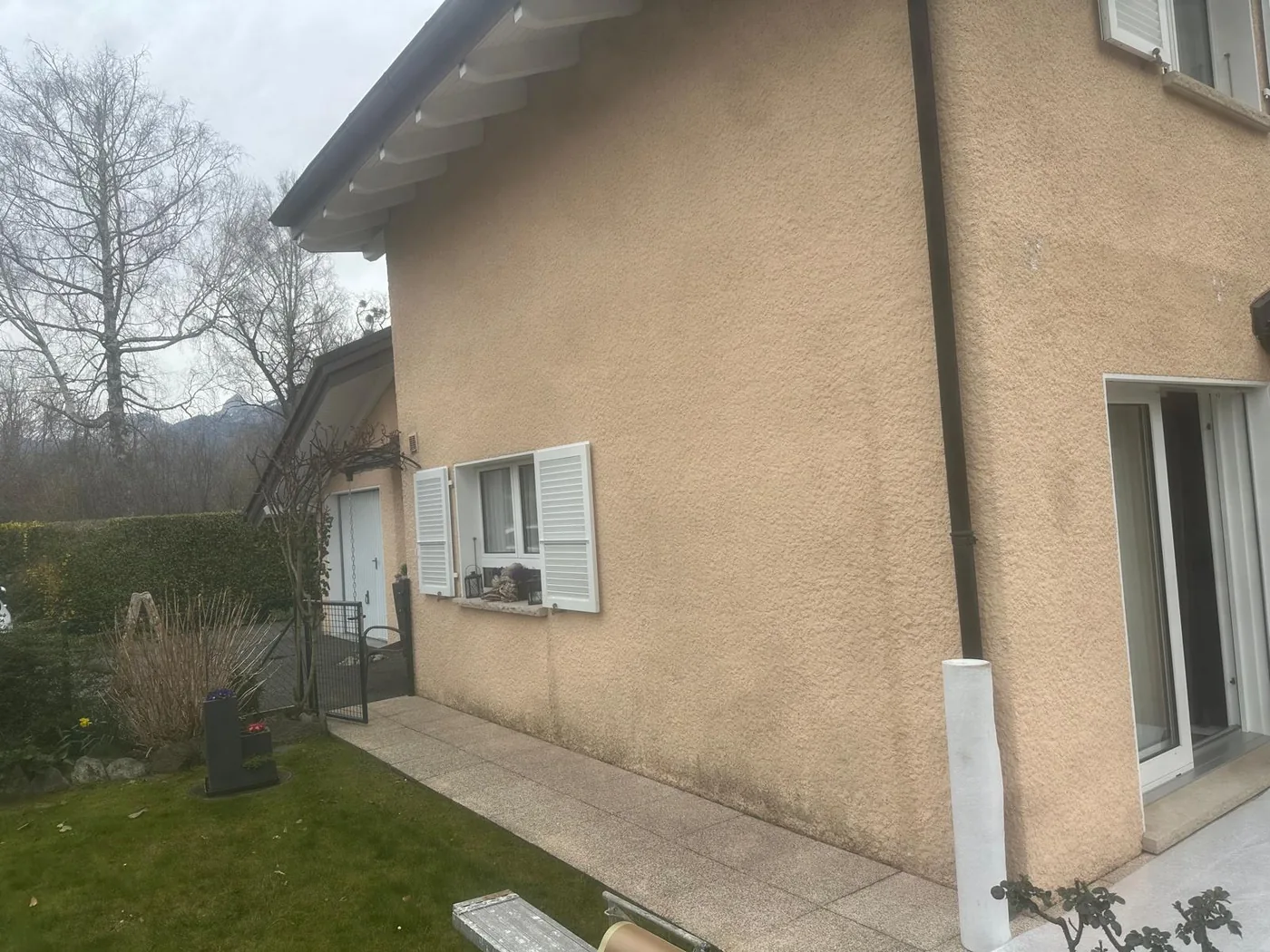 Mur extérieur crépi avant travaux de peinture