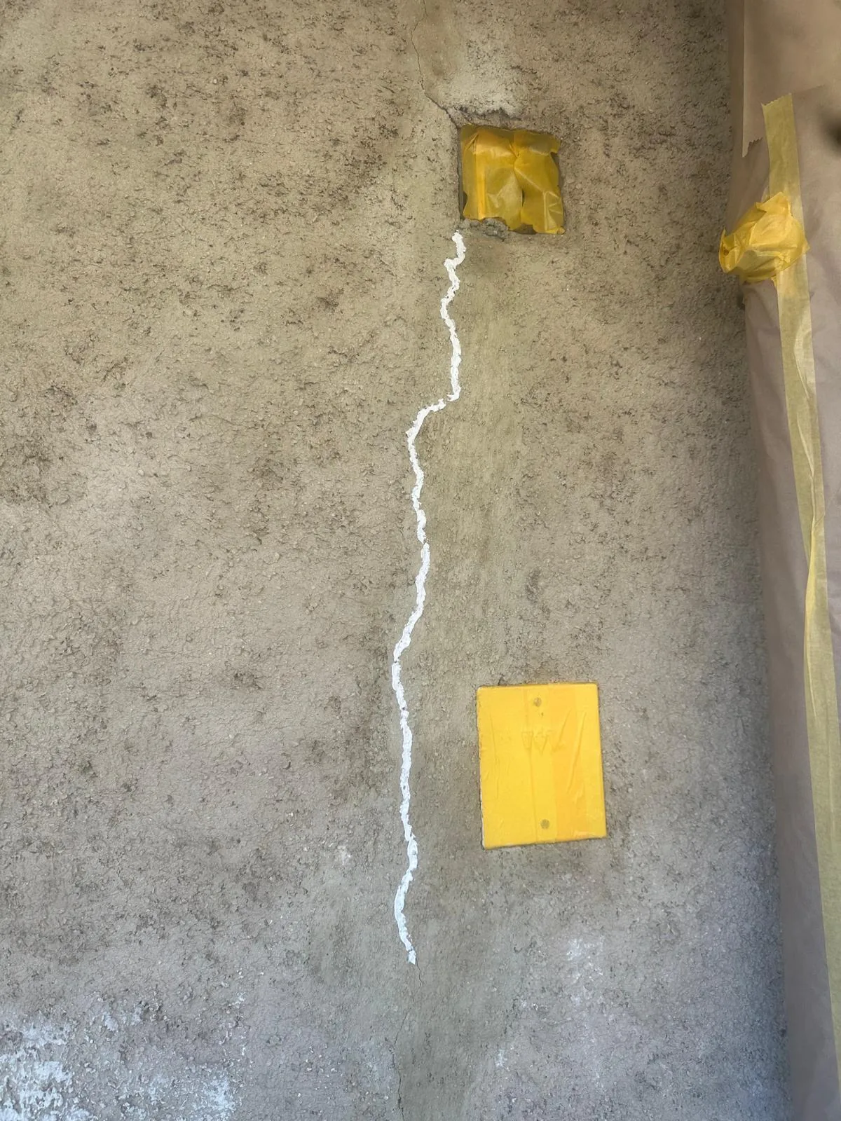 Rebouchage d'une fissure sur mur extérieur