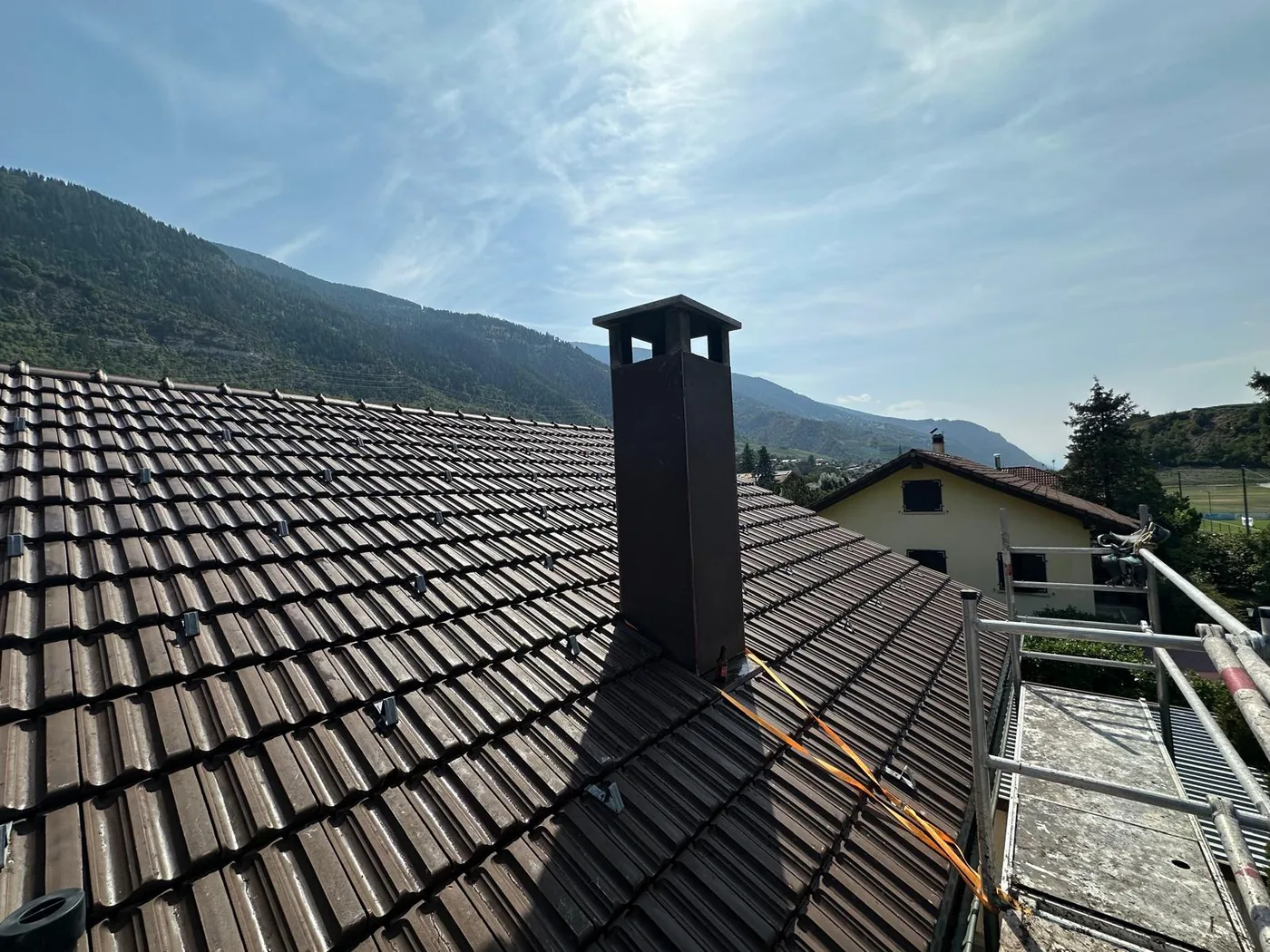 Toiture repeinte avec cheminée en cours de rénovation