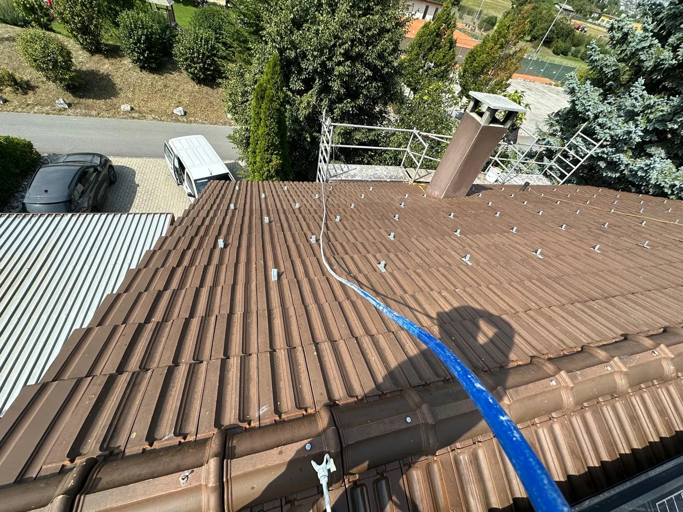 Toiture en tuiles fraîchement traitée vue en plongée
