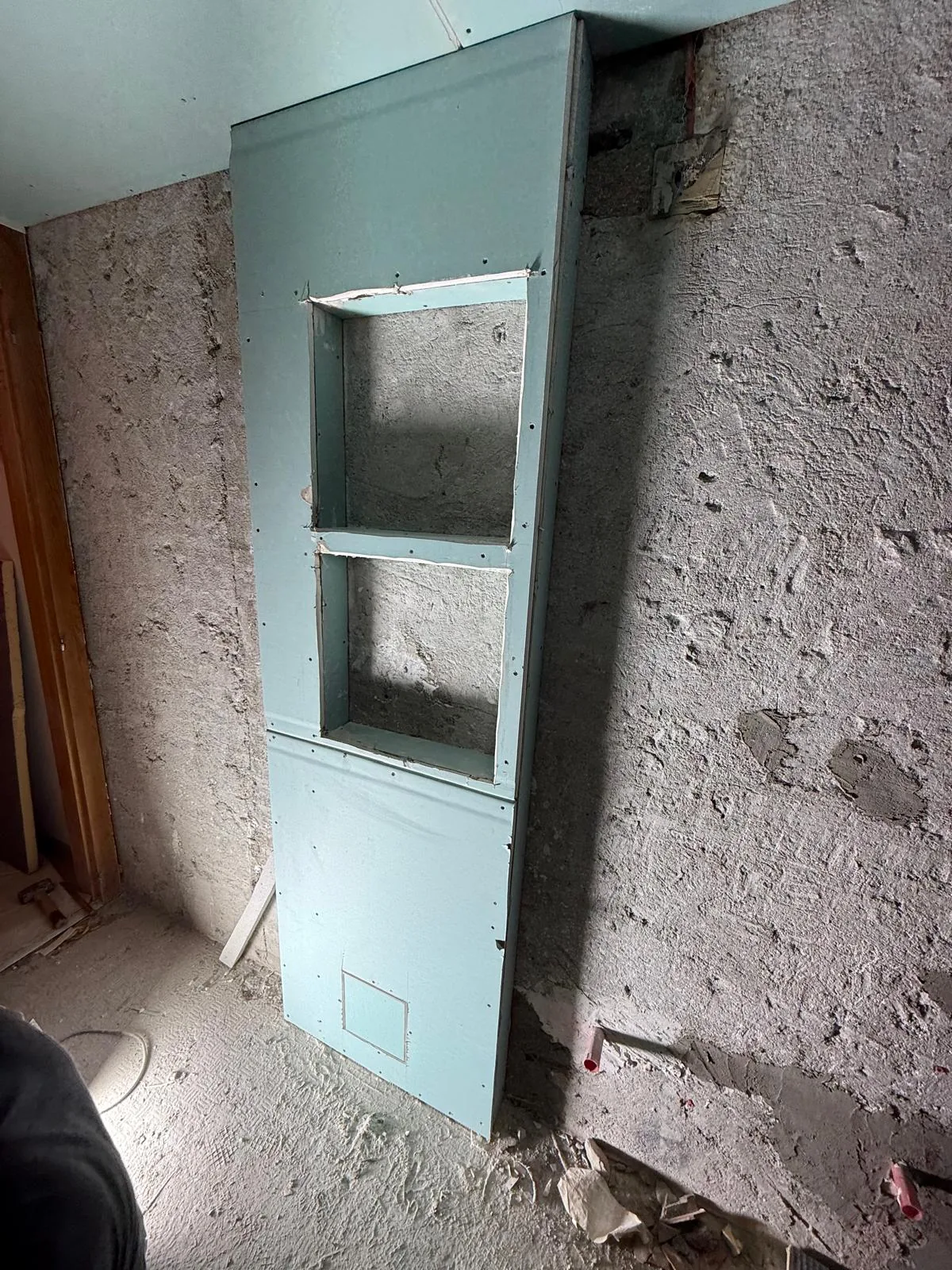Habillage en placo bleu en cours d'installation intérieure